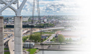 Photographie du chantier du raccordement du pont Flaubert et de la Sud III prise du haut du pilône du pont.